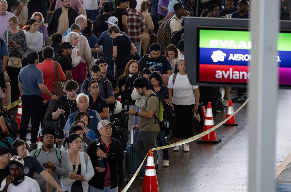 Trump firma orden para pagar a agentes de la TSA y frenar el caos en aeropuertos