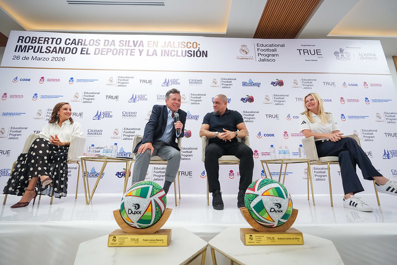 Roberto Carlos convive con niñas y niños en Jalisco junto a Pablo Lemus rumbo al Mundial 2026