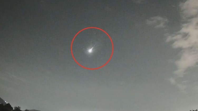 Captan el momento exacto del paso de un meteoro sobre la CDMX
