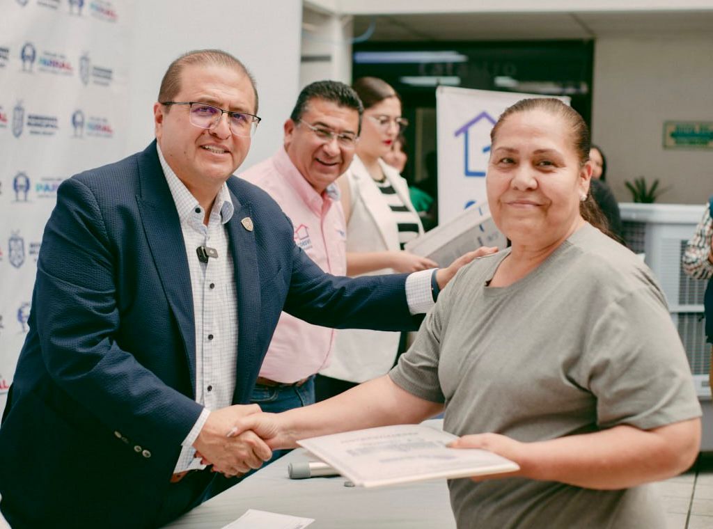 Alcalde Salvador Calderón hace historia: familias de Parral reciben certeza jurídica sobre su patrimonio