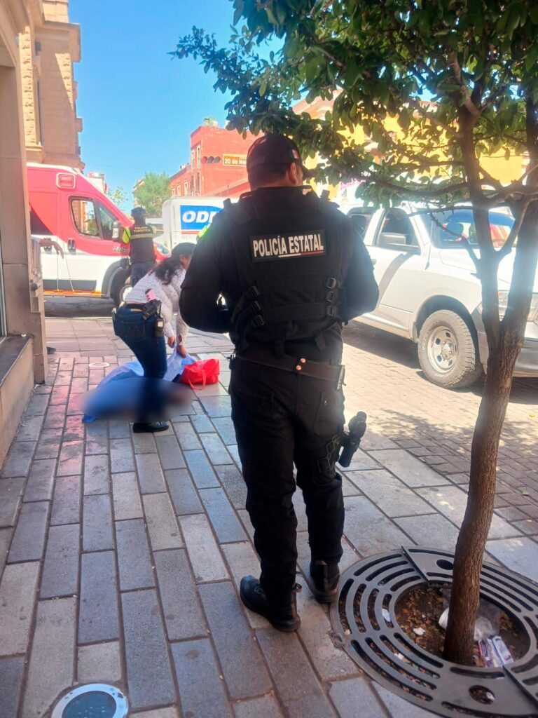 Adulto mayor pierde la vida en el exterior del banco Bienestar