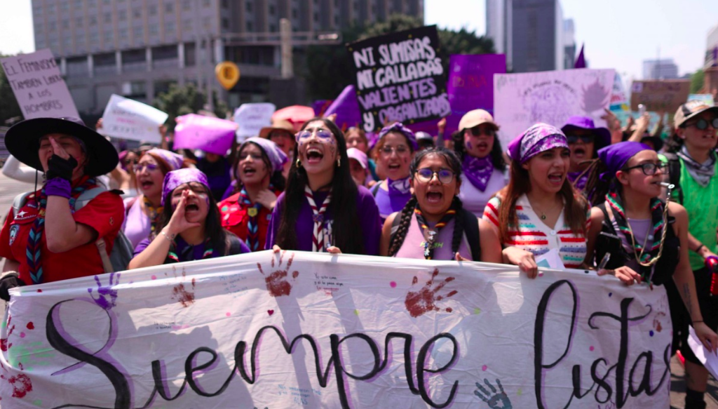 Más de 120 mil mujeres marchan en CDMX con saldo blanco por el 8M