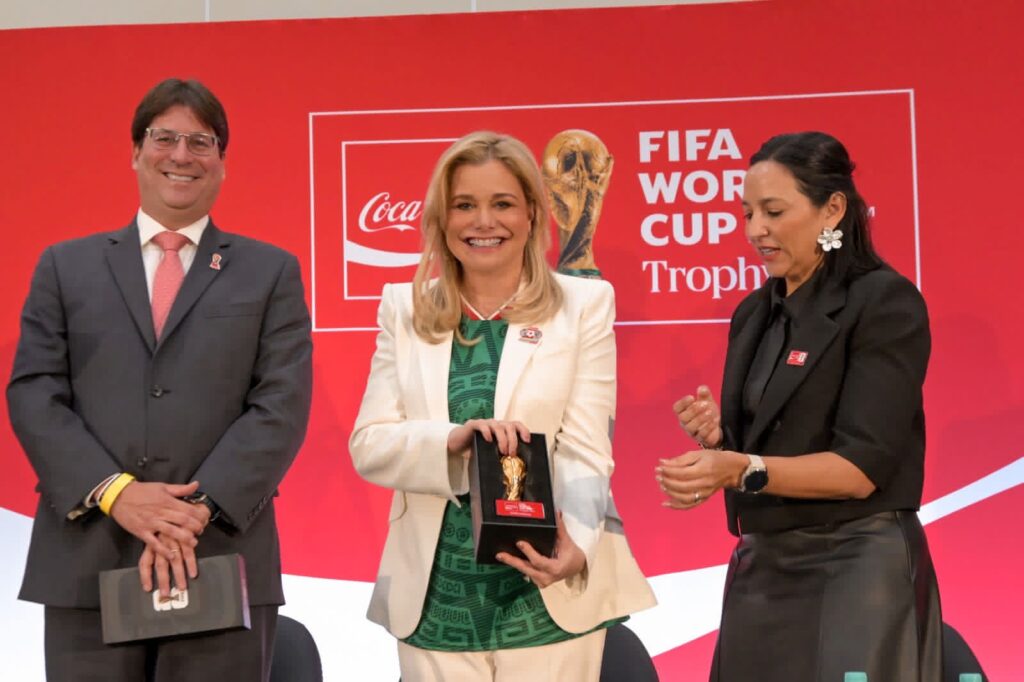 Maru Campos da la bienvenida al Trofeo de la Copa Mundial de la FIFA 2026 en su paso por Chihuahua