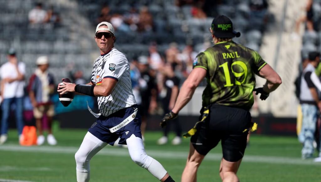 Logan Paul encara a Tom Brady tras un balonazo en pleno partido de exhibición