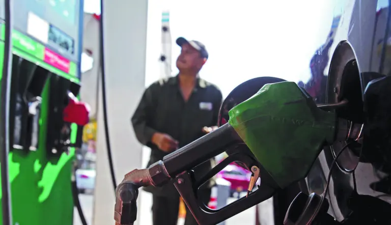 Precio de la gasolina Magna baja 2.2% tras acuerdo entre gobierno y gasolineros