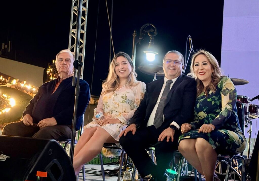Alcalde Salvador Calderón cierra con éxito el Festival Primaveral 2026 en Parral con desfile multitudinario
