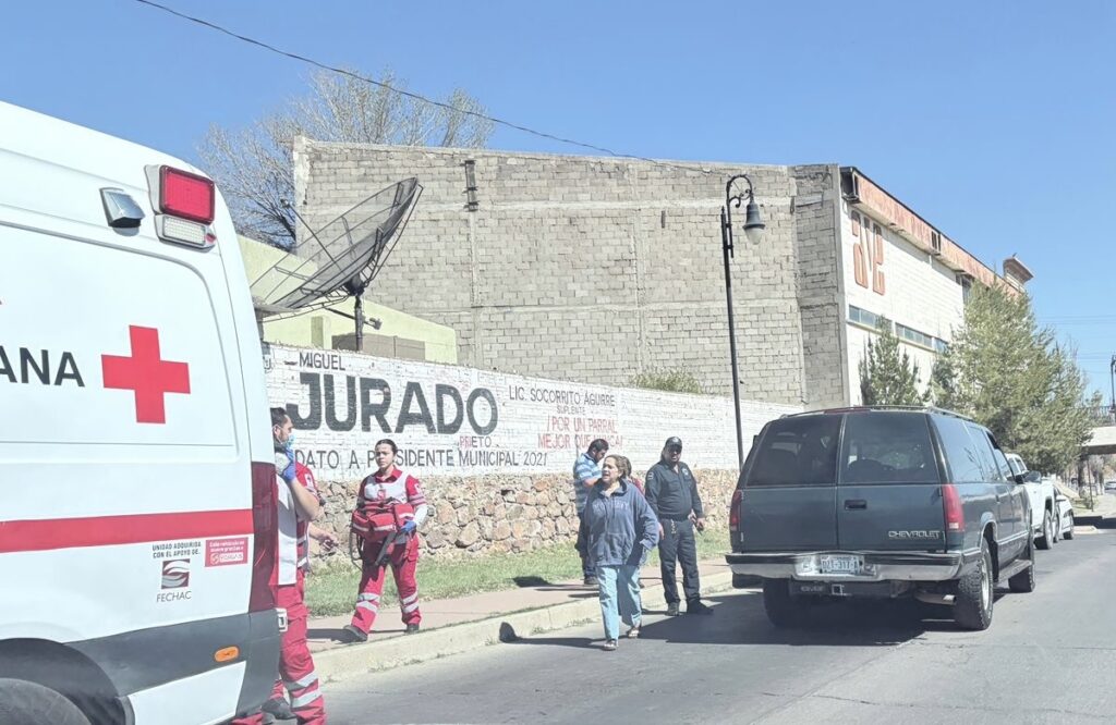 Choque entre Suburban y Peugeot moviliza a paramédicos en la vialidad a la altura de Mataza