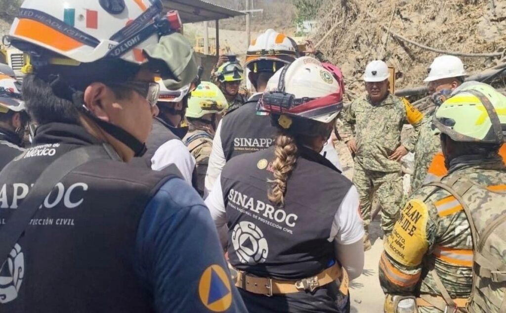 Rescatan con vida al primero de los cuatro mineros atrapados en El Rosario, Sinaloa