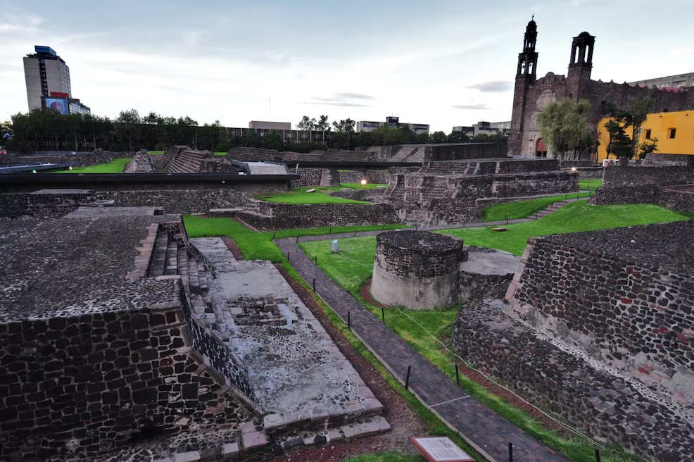 INAH identifica tumbas de mujeres que murieron durante el parto en Tlatelolco