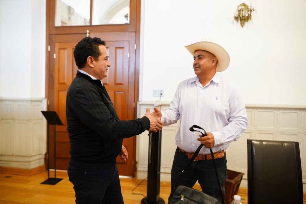Toño le resuelve al medio rural con cercanía, en caliente y de frente.