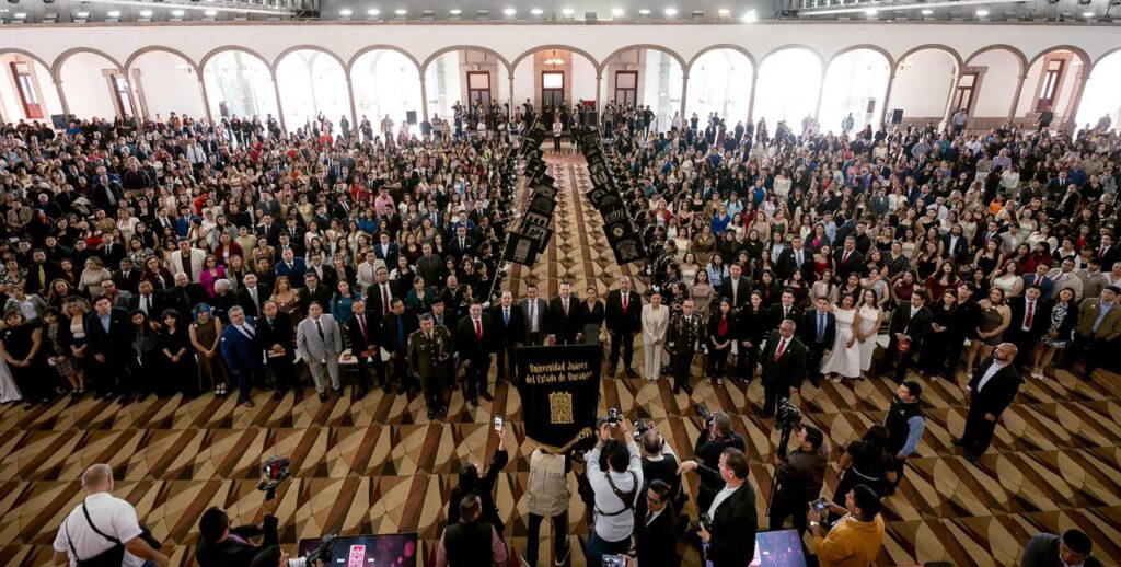Más de 650 alumnos de la UJED reciben Medalla Benito Juárez por excelencia académica