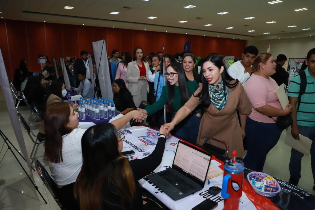 Más de 670 vacantes para mujeres en feria laboral en La Laguna