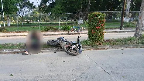 Motociclista arrolló a mujer que atravesaba la calle; ambos heridos