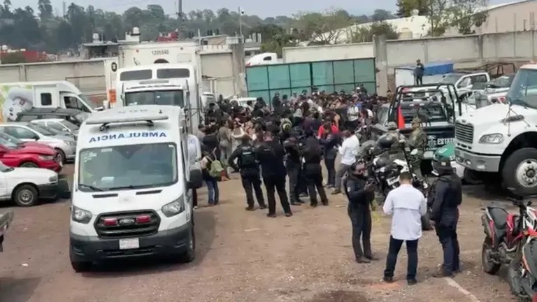 Rescatan a más de 200 migrantes hacinados dentro de un tráiler en Xalapa