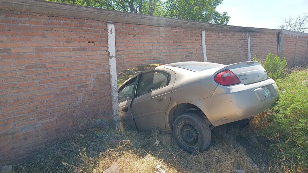 Atravesaron la barda de una propiedad con todo y su vehículo