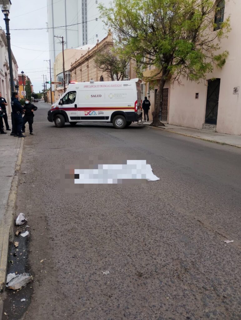 Al amanecer de hoy mujer pierde la vida al atropellarla vehículo negro que escapó