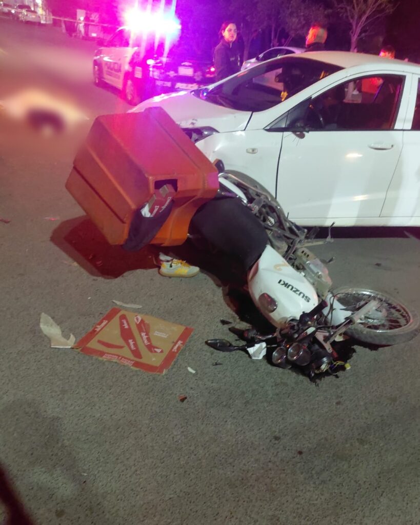 Pierde la vida joven motociclista al chocar con automóvil