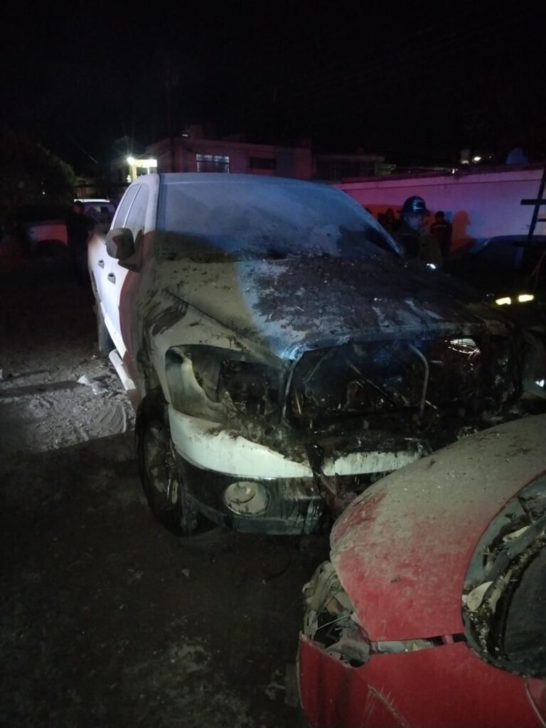 Se quema vehículo al interior de un taller durante la madrugada