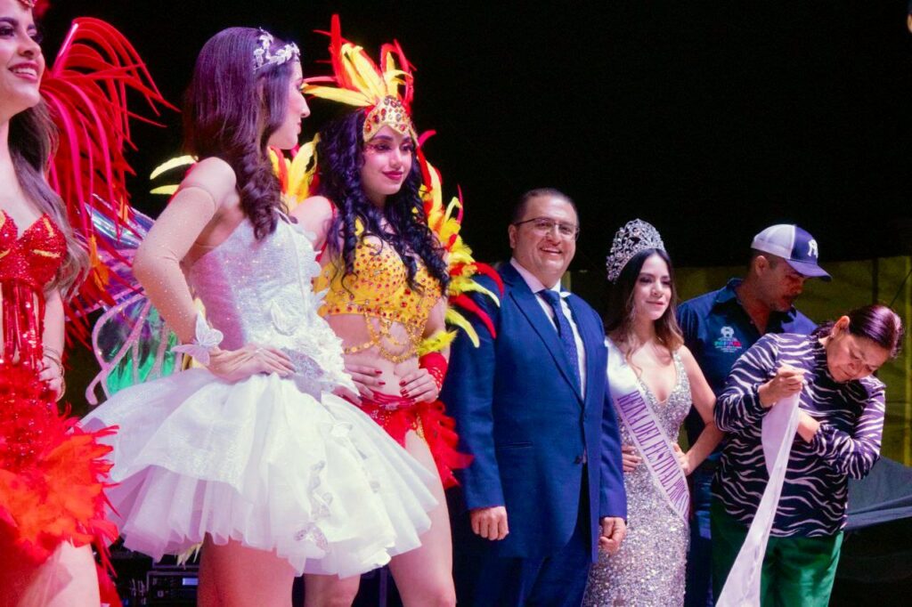 Se corona Dulce Servín como Reina del Festival Primaveral 2026 en una noche de fiesta para Parral