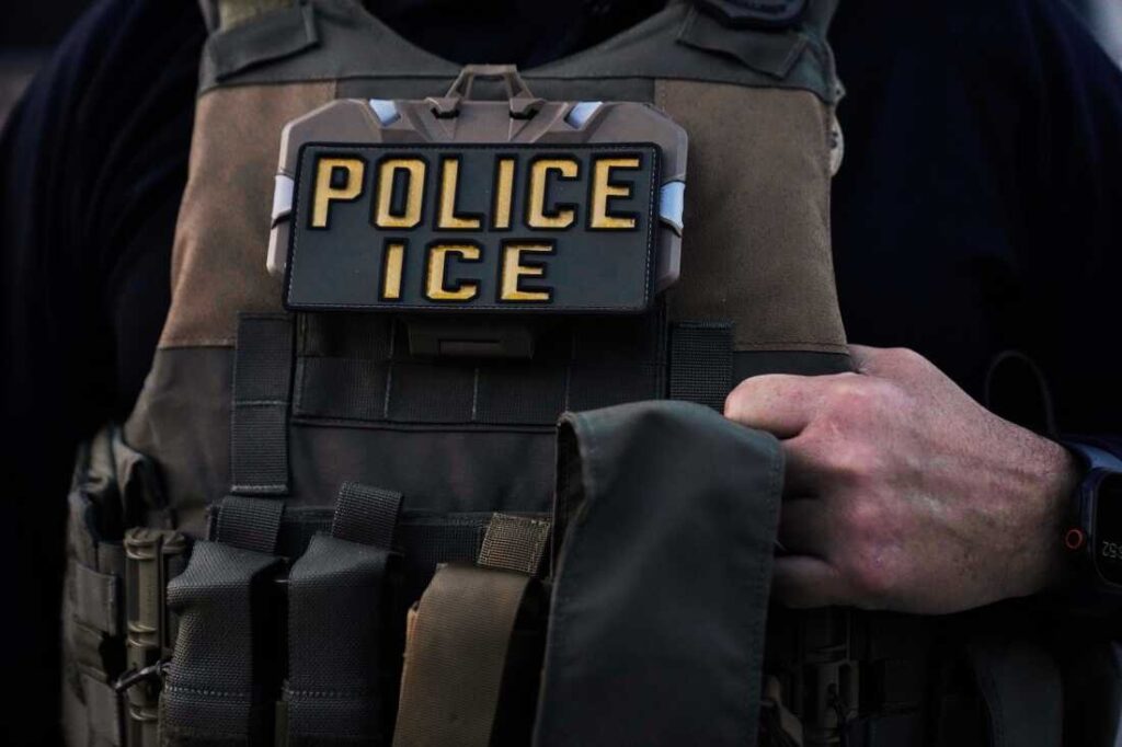 Agente de ICE rompe ventana de vehículo y arresta a migrante frente a su abogado