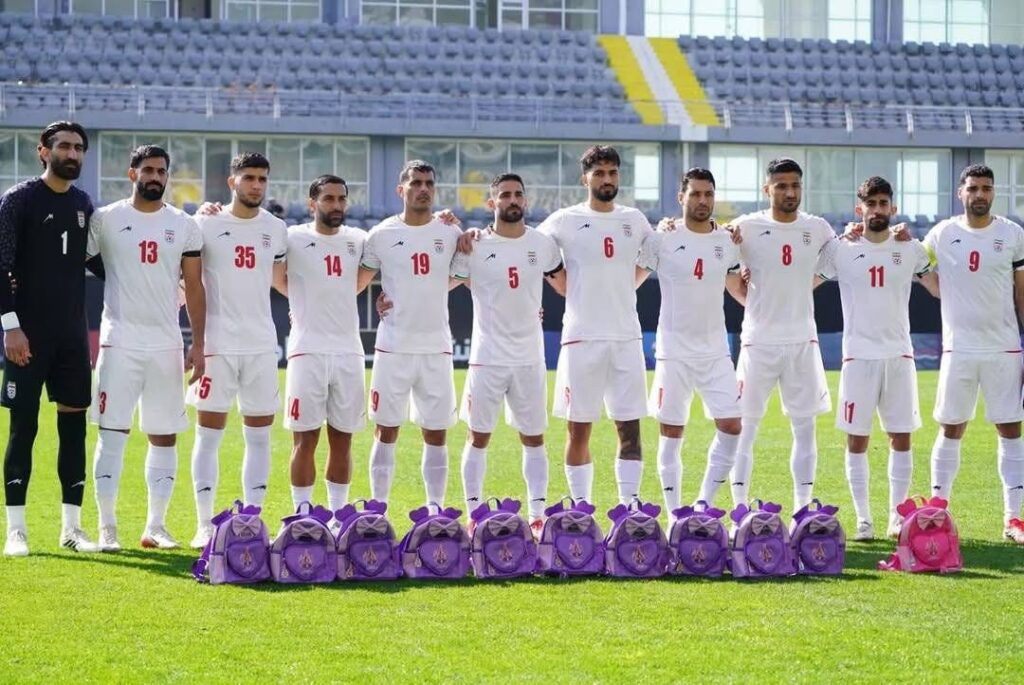Selección de Irán rinde homenaje a niñas fallecidas en bombardeo previo a amistoso