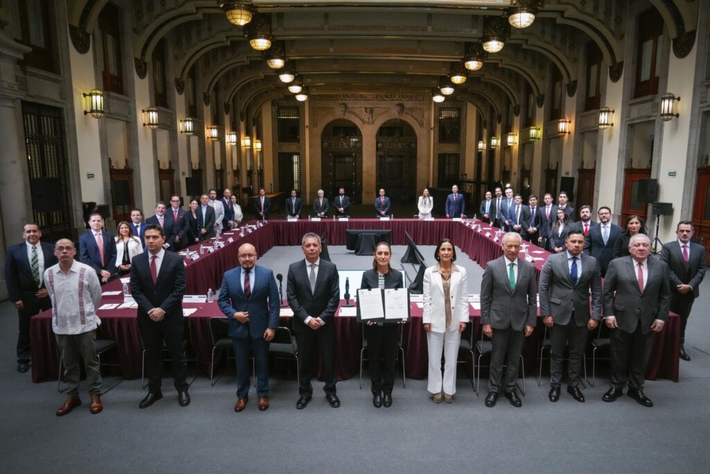 Sheinbaum anuncia acuerdo para mantener precio de la gasolina a menos de 24 pesos