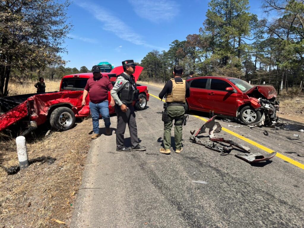 Fuerte choque entre auto y camioneta en la carretera libre a Mazatlán