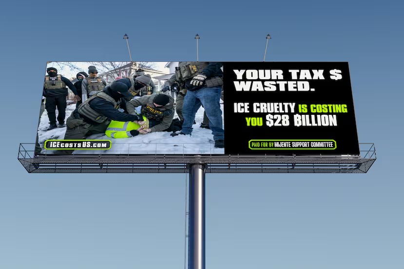 Más de 200 vallas publicitarias critican a ICE en ciudades de EU