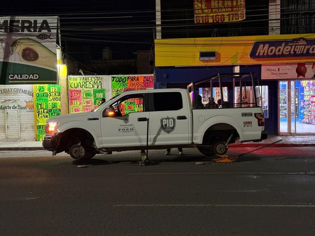 Ponchallantas dañan varios vehículos, entre ellos una patrulla
