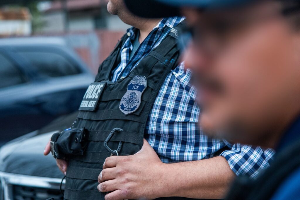 Denver exige que agentes de ICE se identifiquen plenamente durante operativos
