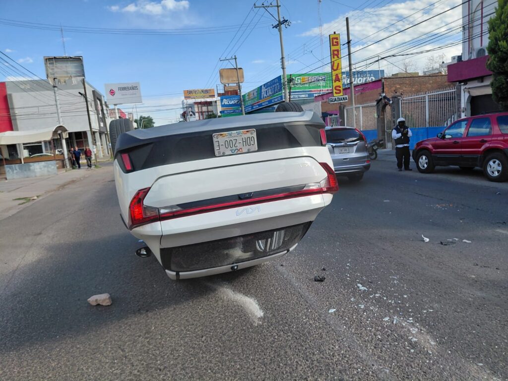 Fuerte choque y volcadura en céntrico crucero de la ciudad