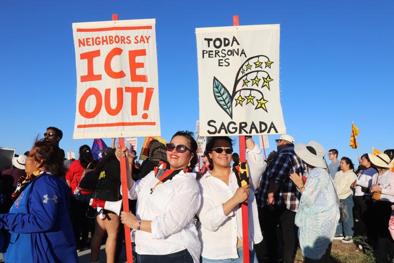 Activistas y familiares llevan serenata a migrantes a centro de detención en California