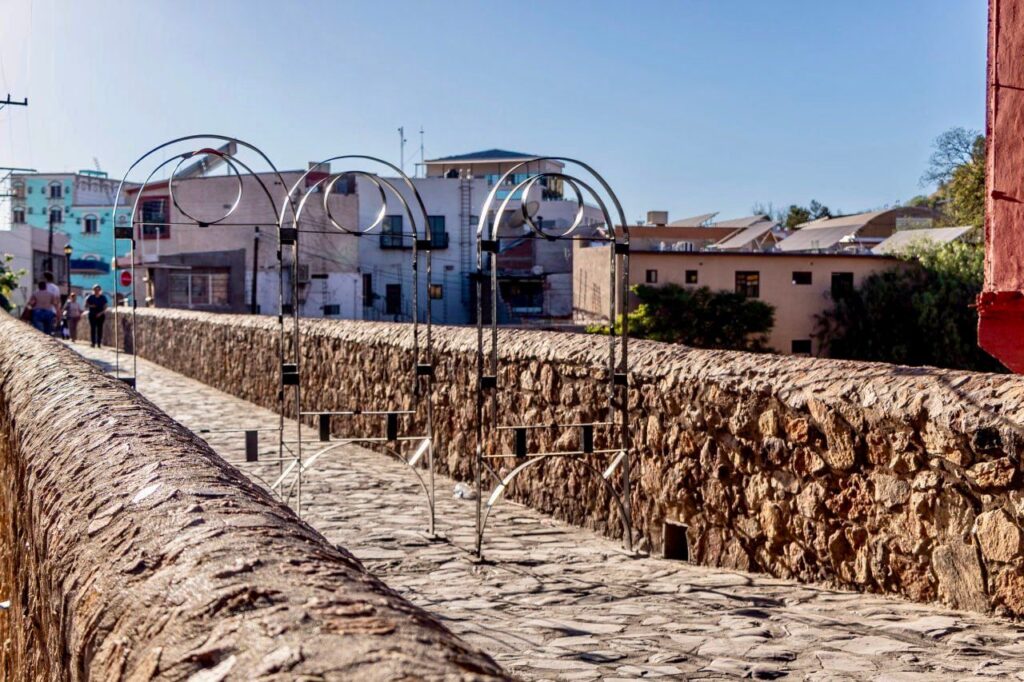 Protege Gobierno de Parral el patrimonio histórico con instalación de puertas en el Puente Calicanto