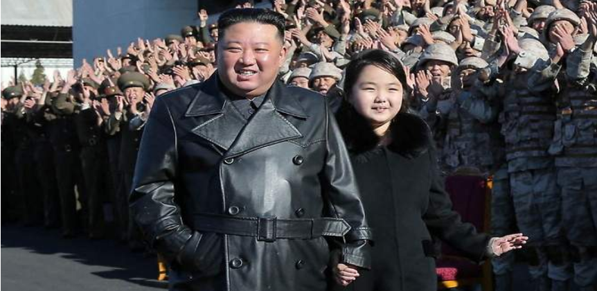 Kim Ju-ae reaparece en prácticas de tiro junto a su padre