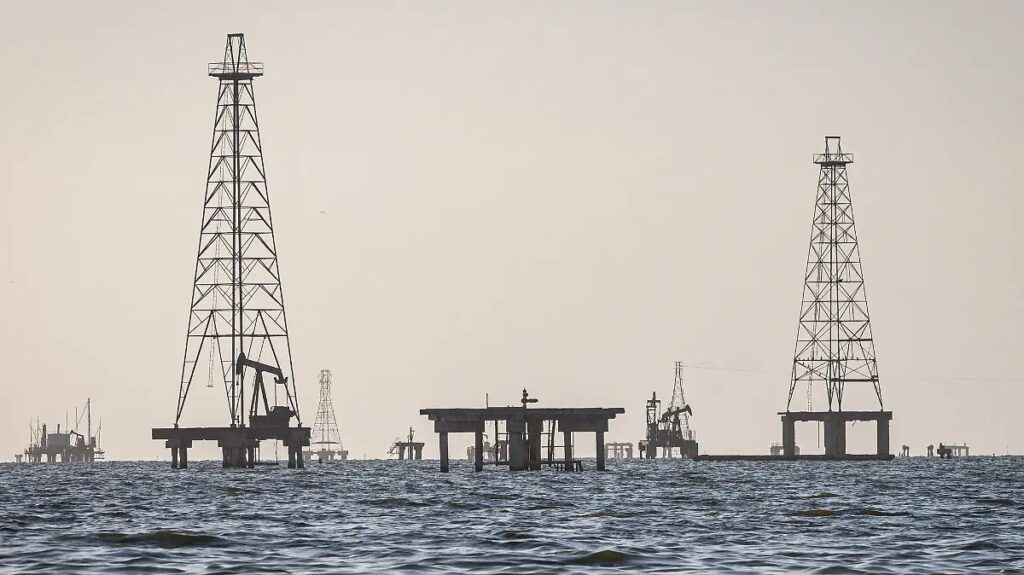 EU autoriza temporalmente la venta de petróleo iraní varado en el mar
