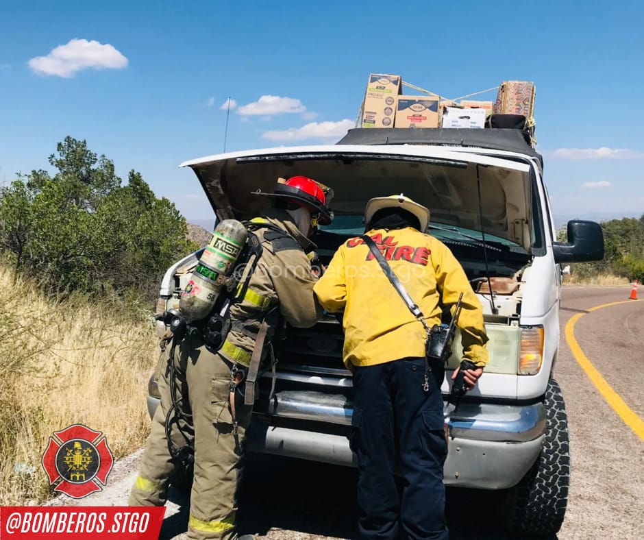 Bomberos de Santiago Papasquiaro sofocan incendio en vehículo de pasajeros