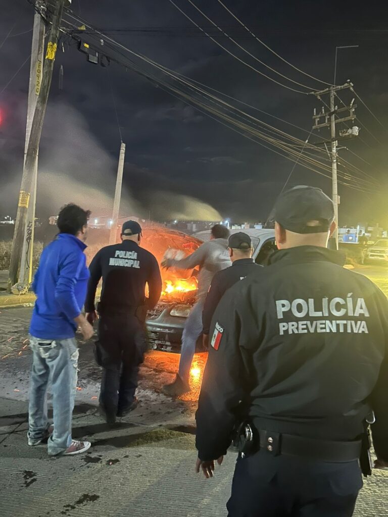 Policía Preventiva ayuda a los bomberos a sofocar incendio de vehículo