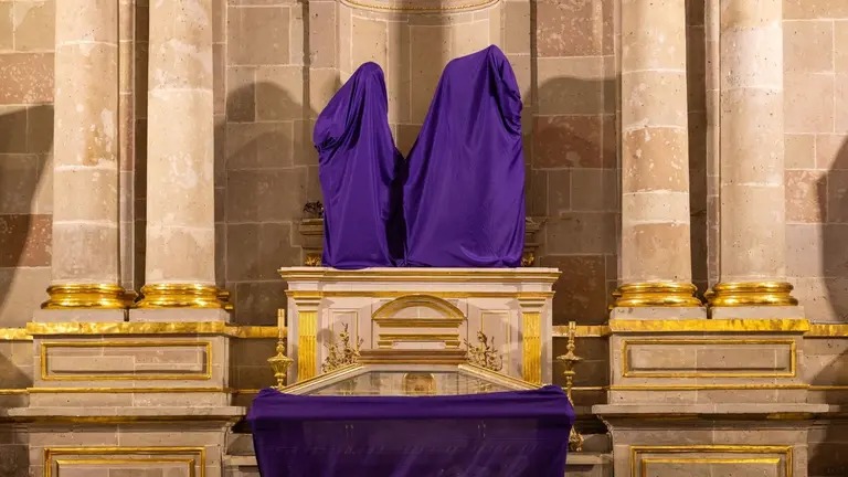 ¿Por qué se cubren los santos en Semana Santa? El significado detrás de la tradición católica