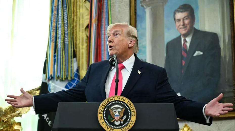 Trump extiende hasta el 6 abril el plazo para reabrir el estrecho de Ormuz