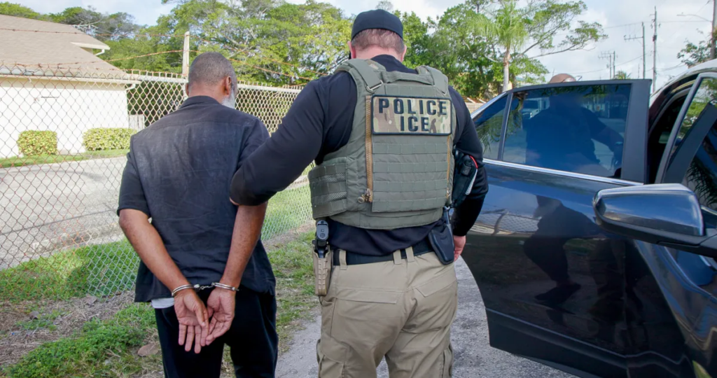 Proponen restringir operativos del ICE en espacios públicos