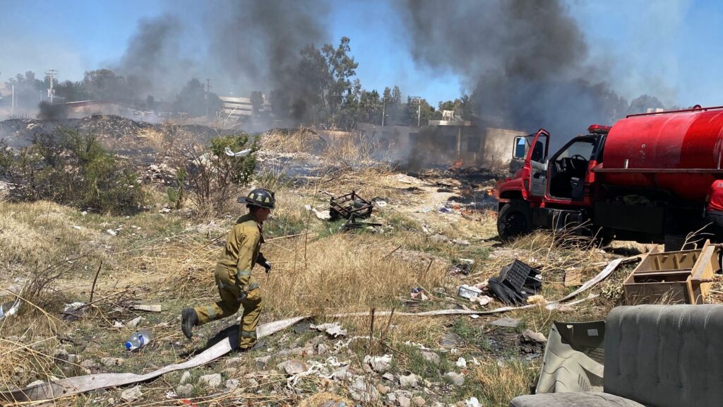 Personas irresponsables siguen provocando incendios en lotes baldíos