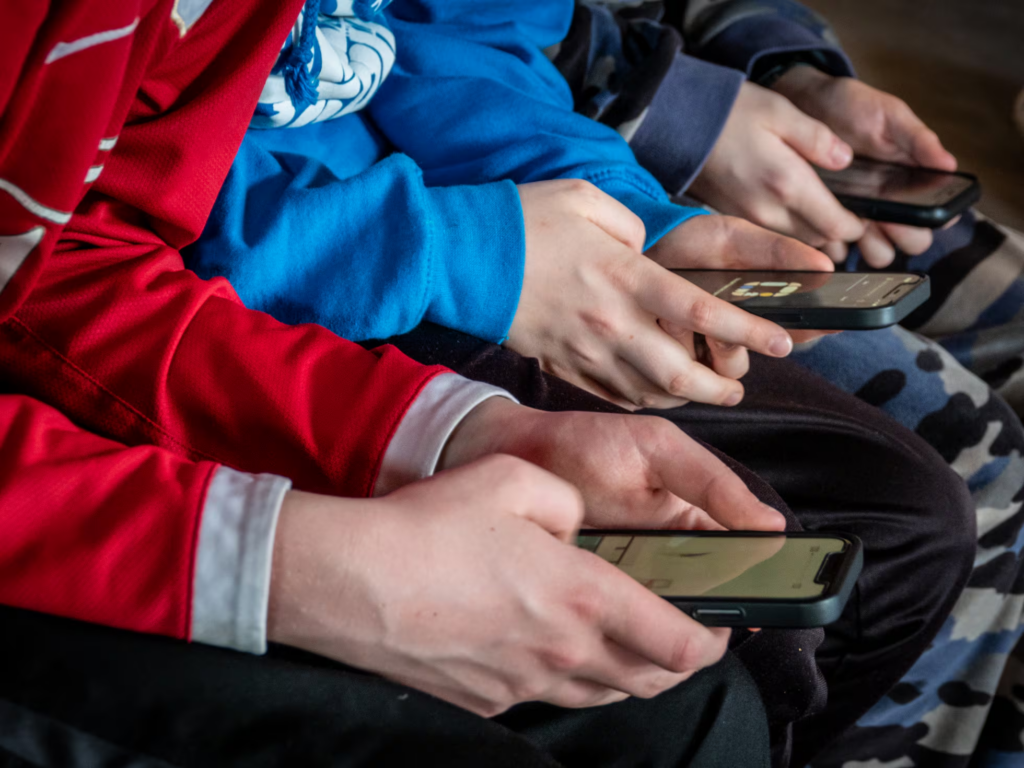 Proponen limitar redes sociales a menores de 16 años en México