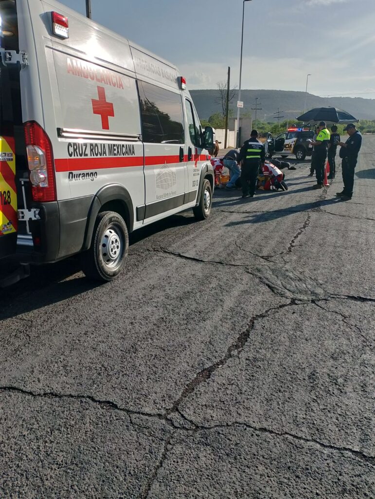 Motociclista grave al chocar contra vaca, la que muere así el producto de su embarazo
