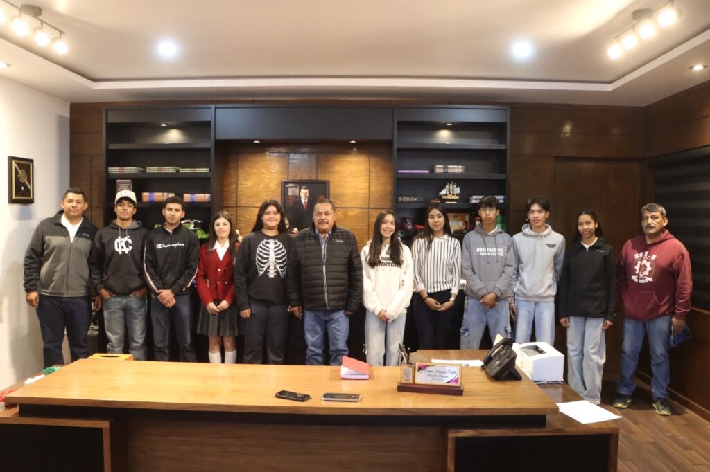 Reconocen a jóvenes atletas que representarán al municipio en etapa macro regional