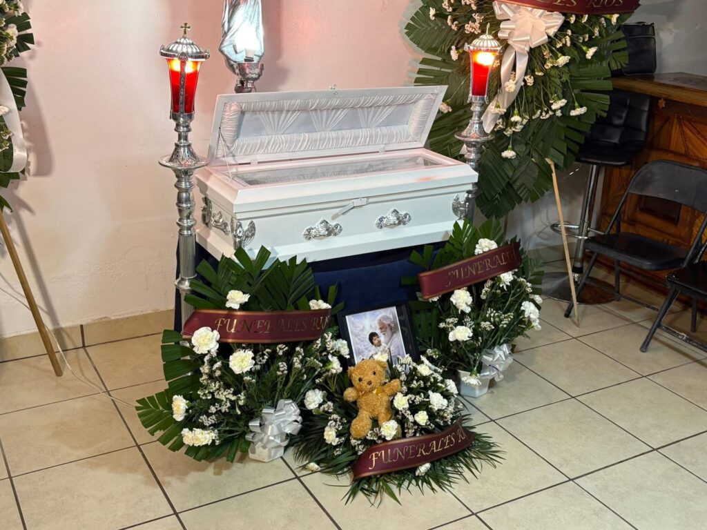En la soledad se despide Ethan, solo unos vecinos le acompañaron