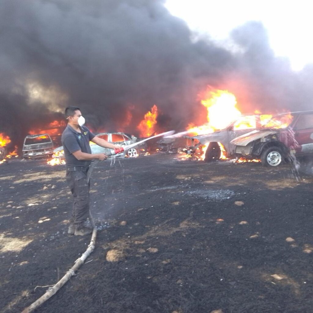 Voraz incendio acabó con 32 vehículos de diferentes marcas y modelos que estaban en un corralón
