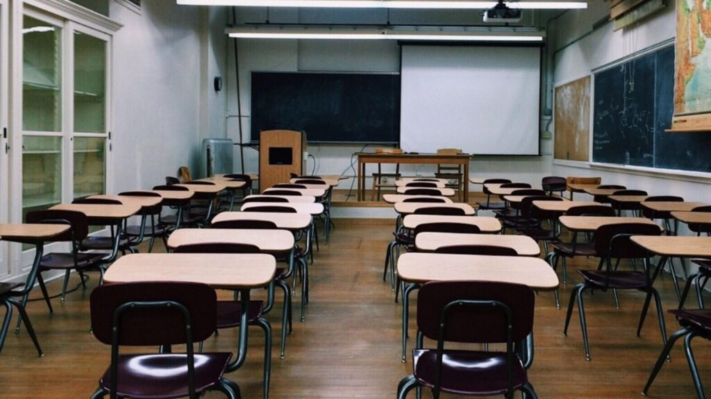 Menor de edad dispara a maestra y se quita la vida en secundaria de Texas