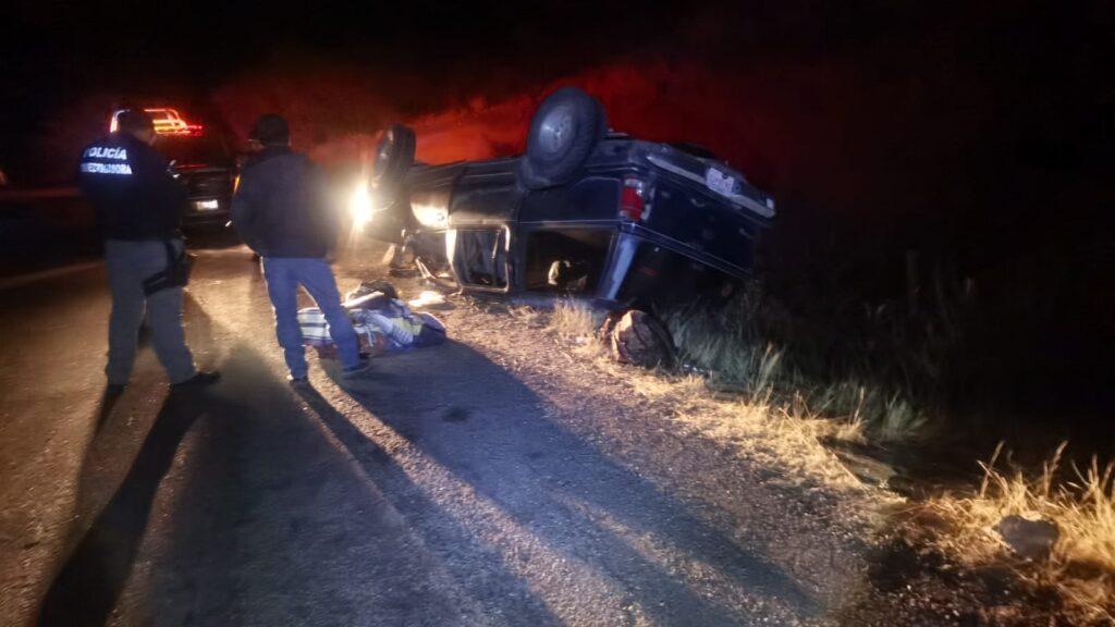 Camioneta de maestros comunitarios se queda sin frenos, vuelcan y dos pierden la vida