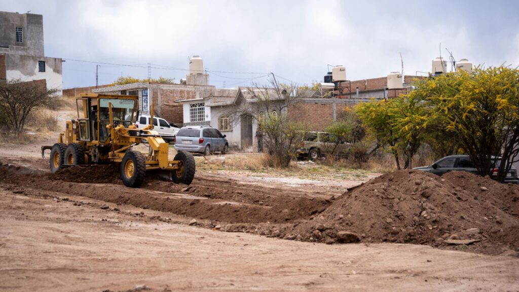 Avanzan al 80% trabajos de revestimiento y rastreo de calles en Santiago Papasquiaro