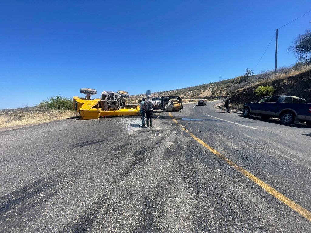 En la Carretera de La Muerte vuelca remolque que trasladaba un montacargas